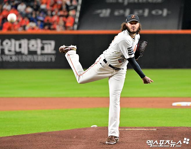 24일 오후 대전 한화생명 볼파크에서 열린 '2025 신한 SOL Bank KBO 포스트시즌' 삼성 라이온즈와 한화 이글스의 플레이오프 5차전 경기, 1회초 한화 선발투수 폰세가 공을 힘차게 던지고 있다. 엑스포츠뉴스 DB