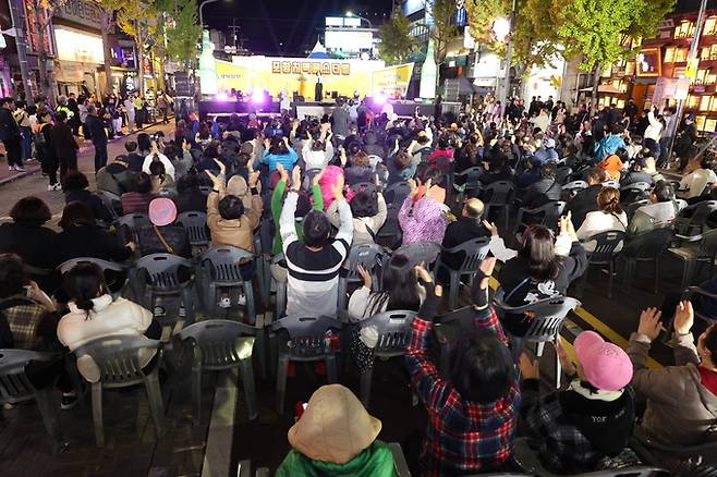 ▲ 2025 포항치맥페스티벌이 7~8일 오후 1시부터 포항 남구 쌍용사거리 젊음의거리 일원에서 열린다. 7일 저녁 행사 현장 모습. 김영환 기자 yhk@kyongbuk.com