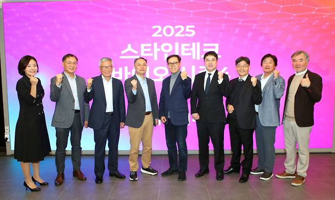 ‘스타인테크 바이오 시즌4’ 파이널 라운드 현장. 선정 기업 셀리아즈와 아이비스바이오를 비롯해 발표 기업, 심사위원단, VC 멘토단이 행사 종료 후 기념 촬영을 하고 있다.(사진=더컴퍼니즈)