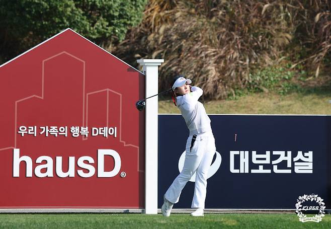 리슈잉이 1번홀에서 티샷을 하고 있다. (사진=KLPGA)