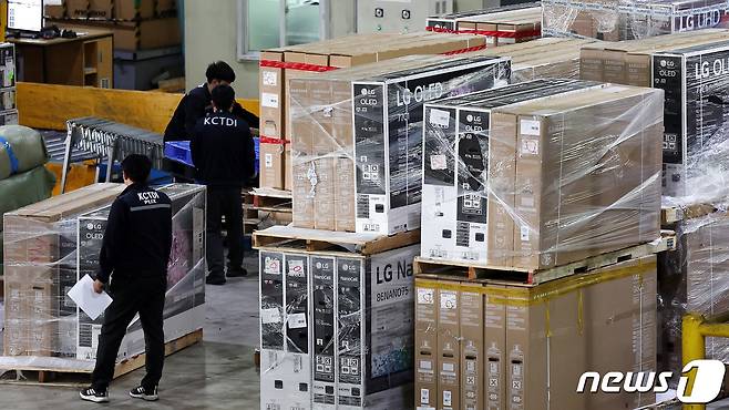 인천 중구 인천본부세관 특송물류센터에 국내 소비자들이 해외직구로 구입한 TV가 쌓여 있다. 2021.11.25/뉴스1 ⓒ News1 박지혜 기자