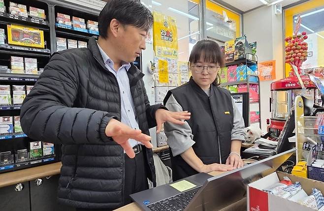 경기도 화성시에서 이마트24를 운영 중인 이미연 경영주가 영업팀장으로부터 설명을 듣고 있다. (이마트24 제공).