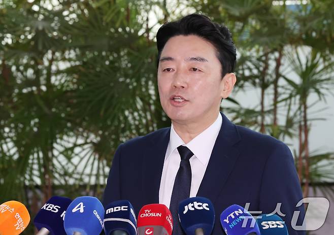 전략경제협력 특사로 임명된 강훈식 대통령 비서실장이 19일 오전 인천국제공항 제1터미널에서 독일로 출국하기 앞서 취재진과 질의 답변하고 있다. 강 특사는 유럽 내 방산 협력 대상 국가를 방문해 대통령 친서를 전달하는 것을 시작으로 내년 상반기까지 3차례에 걸쳐 전략경제협력을 위한 대통령 특사 임무를 수행할 예정이다. 2025.10.19/뉴스1 ⓒ News1 장수영 기자