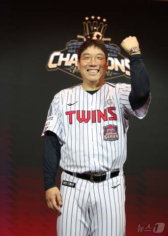 프로야구 한국시리즈 MVP 김현수가 6일 경기도 광주시 곤지암리조트에서 열린 LG트윈스 통합우승 기념행사에서 구광모 회장에게 받은 롤렉스 시계를 차고 활짝 웃고 있다.(LG트윈스 제공. 재판매 및 DB금지) 2025.11.6/뉴스1