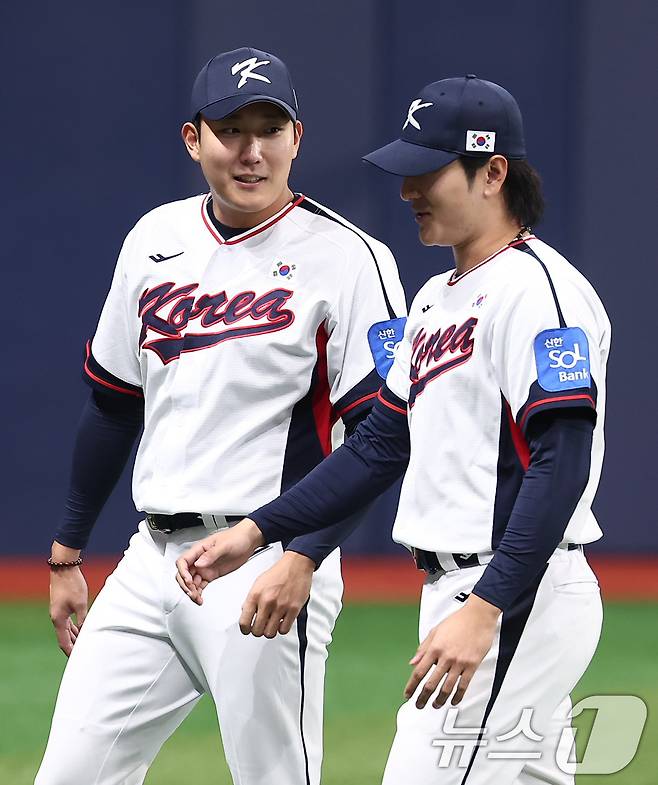 야구대표팀 손주영과 곽빈이 4일 서울 고척스카이돔에서 훈련을 하고 있다. 류지현 감독이 이끄는 대표팀은 오는 8,9일 체코에 이어 15,16일에 일본과의 평가전 경기를 치를 예정이다. 2025.11.4/뉴스1 ⓒ News1 김성진 기자