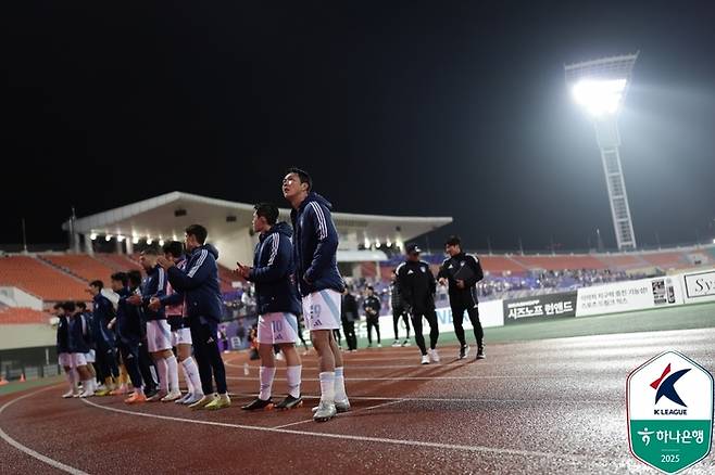 울산 선수들이 안양전에서 패한 뒤 아쉬워하고 있다. 사진 | 한국프로축구연맹