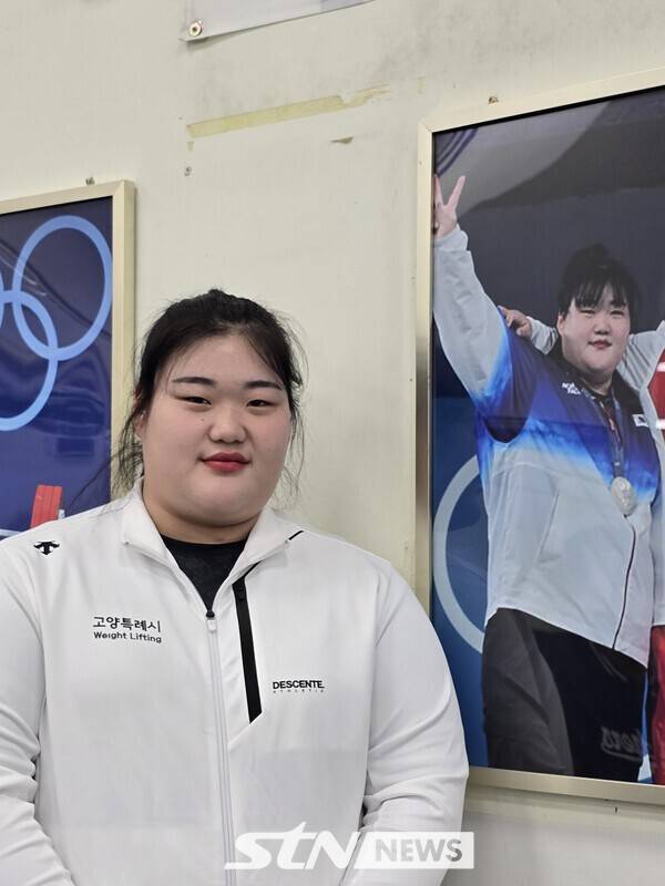 역도선수 박혜정이 지난 5일 장미란체육관에서 진행한 인터뷰 후 2024 파리 올림픽 당시 사진 앞에서 포즈를 취하고 있다. /사진(고양)=유다연 기자