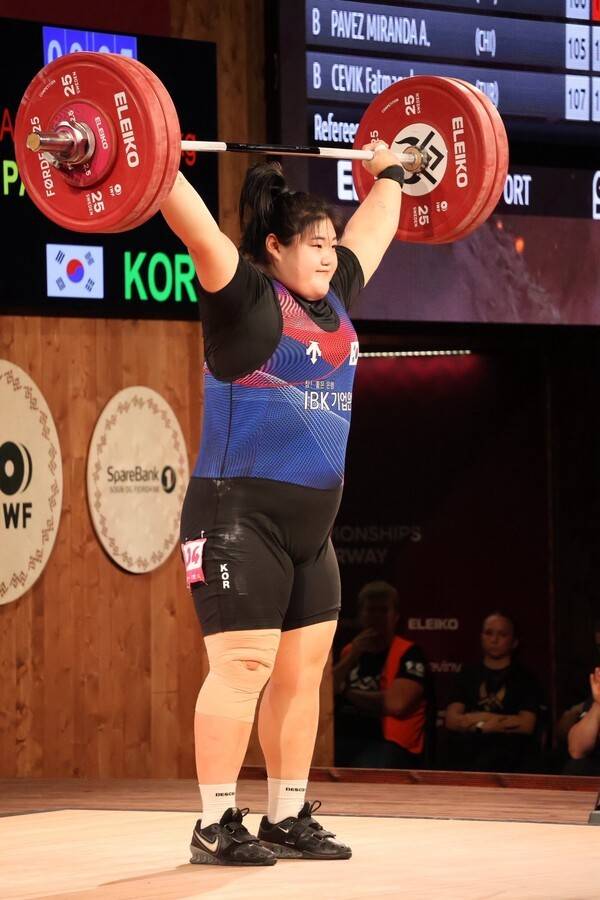 11일 노르웨이 포르데에서 열린 국제역도연맹(IWF) '2025 세계역도선수권대회' 여자 86kg+급 2차 시기 인상 125kg을 성공시키는 박혜정(22·고양시청). /사진=대한역도연맹 제공