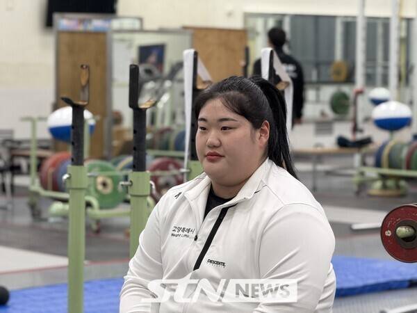 역도선수 박혜정이 지난 5일 장미란체육관에서 진행한 인터뷰 중 포즈를 취하고 있다. /사진(고양)=강의택 기자