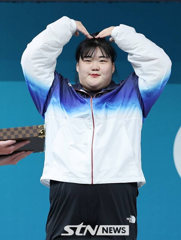 2024년 파리 올림픽에서 은메달을 확정한 박혜정이 프랑스 파리 사우스 파리 아레나6에서 열린 2024 파리 올림픽 역도 여자 81kg 이상급 시상식에서 시상대에 올리 인사하고 있다. /사진=뉴시스