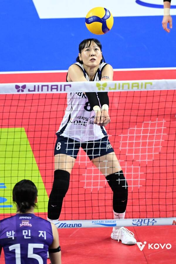IBK기업은행의 임명옥이 7일 화성체육관에서 치러진 IBK기업은행과의 진에어 2025-2026 V-리그 1라운드 경기에서 수비에 집중하고 있다. /사진=한국배구연맹