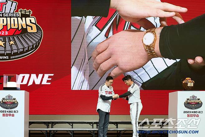 2023년 한국시리즈 MVP 오지환이 구광모 회장에게서 롤렉스 시계를 받는 장면. 사진제공=LG 트윈스