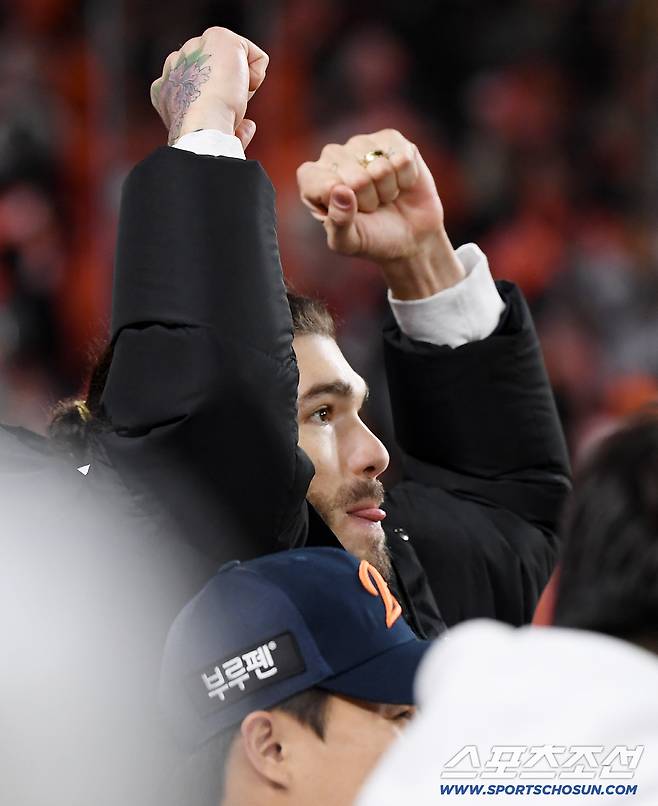 29일 대전 한화생명볼파크에서 열린 LG와 한화의 한국시리즈 3차전. 8회말 2사 만루 심우준이 2타점 역전 적시타를 치자 폰세가 환호하고 있다. 대전=정재근 기자 cjg@sportschosun.com/2025.10.29/