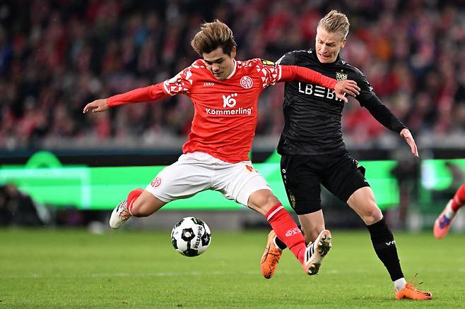 TOPSHOT - Mainz' Japanese midfielder #06 Kaishu Sano (L) and Stuttgart's German midfielder #10 Chris Fuehrich vie for the ball during the German Cup (DFB Pokal) second round football match between Mainz 05 and VfB Stuttgart in Mainz, south-western Germany on October 29, 2025. (Photo by Kirill KUDRYAVTSEV / AFP) / DFB REGULATIONS PROHIBIT ANY USE OF PHOTOGRAPHS AS IMAGE SEQUENCES AND QUASI-VIDEO. 저작권자(c) 연합뉴스, 무단 전재-재배포, AI 학습 및 활용 금지>