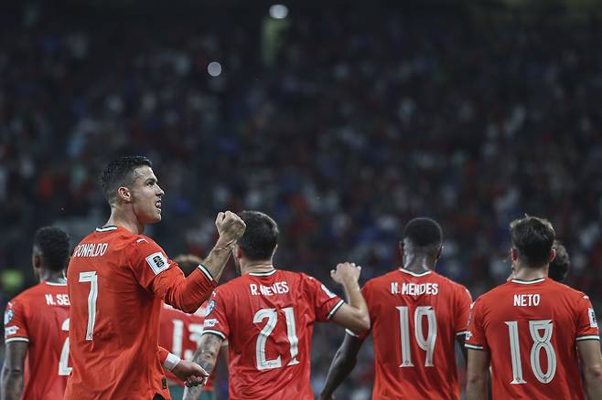 epa12454076 Portugal player Cristiano Ronaldo celebrates after scoring the second goal during the 2026 FIFA World Cup European Qualifiers soccer match between Portugal and Hungary at the Jose Alvalade stadium, in Lisbon, Portugal, 14 October 2025. EPA/TIAGO PETINGA <저작권자(c) 연합뉴스, 무단 전재-재배포, AI 학습 및 활용 금지>