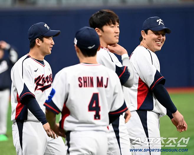 대한민국 야구대표팀이 4일 고척스카이돔에서 훈련을 가졌다. 최재훈과 박동원이 워밍업을 하고 있다. 고척=허상욱 기자wook@sportschosun.com/2025.11.04/
