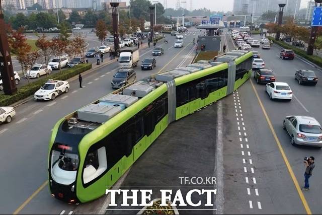 남해군이 기존 도로 인프라를 활용, '무궤도 전기열차(TRT)도입'으로 철도교통망 신설 사업을 추진한다. /남해군
