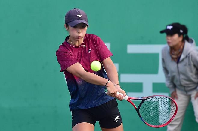 이서아가 7일 하나증권 제80회 한국테니스선수권대회 여자단식 8강전에서 백핸드 스트로크를 구사하고 있다. 황서진 기자