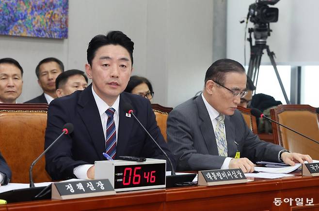 강훈식 대통령비서실장이 6일 서울 여의도 국회에서 열린 국회운영위원회의 대통령비서실 등에 대한 국정감사에서 여야 의원들의 질의에 답하고 있다. 장승윤 기자 tomato99@donga.com