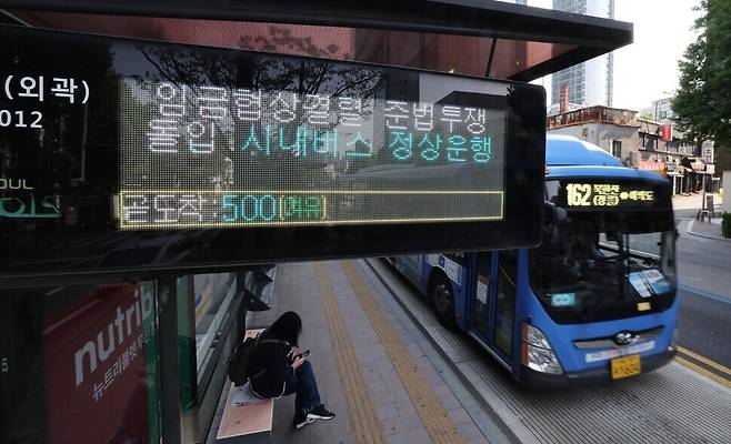 서울 시내버스 노사의 임금 협상이 결렬되면서 노조가 두번째 ‘준법투쟁’에 돌입했다. 사진은 지난달 30일 오전 서울역 앞 버스환승센터의 한 버스에 준법투쟁 안내문이 놓여있다. 박종식 기자 anaki@hani.co.kr