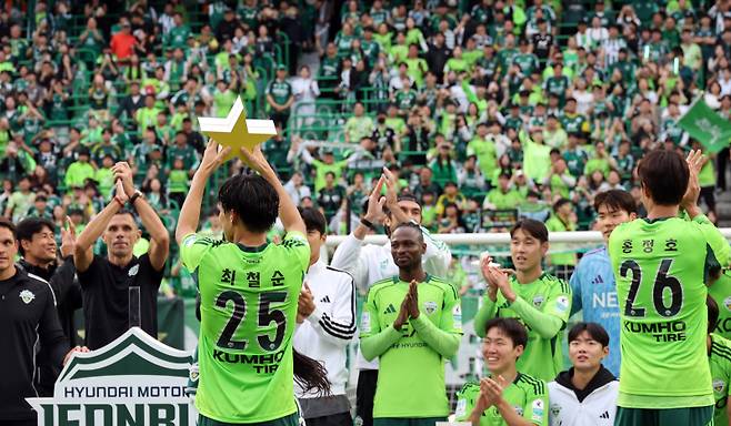<yonhap photo-4942=""> 10번째 우승별 든 전북 현대 최철순 (전주=연합뉴스) 나보배 기자 = 18일 전북 전주월드컵경기장에서 열린 2025 하나은행 K리그1 2025 풀리그 마지막 33라운드 경기에서 전북 현대가 수원 FC에 2대 0으로 이긴 후 10번째 우승별을 땄다. 우승을 확정한 뒤 최철순 선수가 우승별을 들고 있다. 2025.10.18 warm@yna.co.kr/2025-10-18 16:48:22/ <저작권자 ⓒ 1980-2025 ㈜연합뉴스. 무단 전재 재배포 금지, AI 학습 및 활용 금지></yonhap>