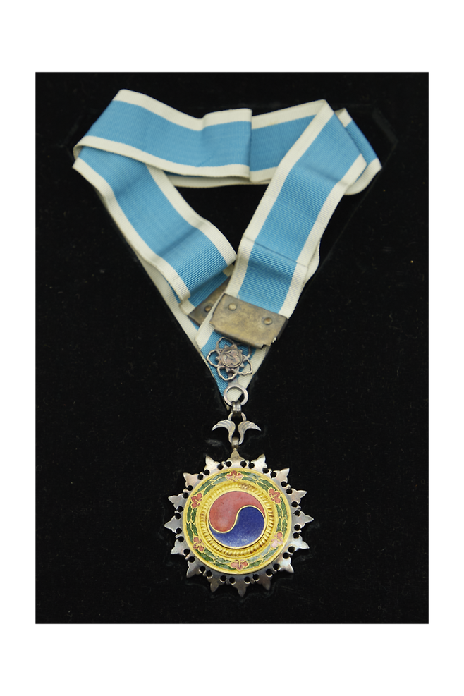 민강 선생님에게 수여된 건국공로훈장. 동화약품 제공