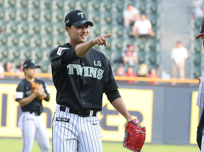 17일 오후 잠실야구장에서 열린 2025 프로야구 NC와 LG 경기. 상무(국군체육부대) 피닉스 야구단에서 복무한 이정용이 시구하고 난 뒤 더그아웃을 향하고 있다. 잠실=정시종 기자 2025.06.17.