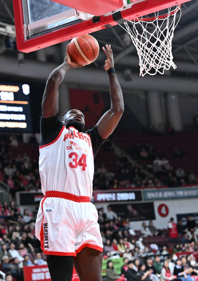 7일 경기도 안양 정관장 아레나에서 열린 2025~26 프로농구 정규리그 안양 정관장전에서 득점하는 자밀 워니. KBL 제공