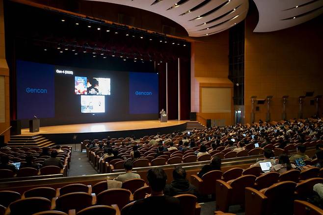 업계에서 선두를 달리고 있는 기업의 유명 개발자 및 AI 기술자 등이 연단에 서서 각자 사례를 발표했다 / 출처=IT동아