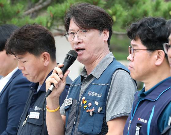 김득중 금속노조 쌍용자동차지부장이 지난 2023년 대법원 앞에서 열린 기자회견에서 발언하고 있다. 대법원은 이날 쌍용차가 금속노조를 상대로 낸 손해배상청구 소송에서 쌍용차의 33억원대 배상금 산정이 과다하다며 원심을 깨고 사건을 서울고법에 돌려보냈다. 앞서 금속노조 쌍용차지부 조합원들은 2009년 5~8월 77일 동안 정리해고 반대 파업 농성을 벌였고 쌍용차는 이로 인해 생산 차질 등 손해가 발생했다며 노조와 소속 조합원들을 상대로 손해배상을 청구하는 소송을 냈다. 뉴스1