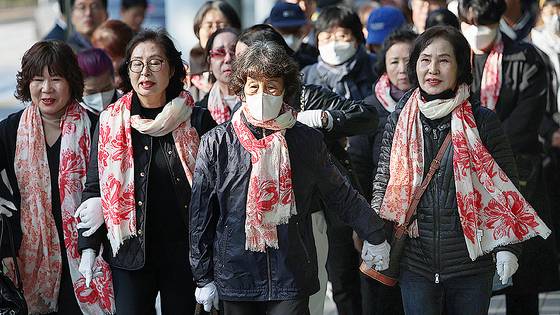 5·18 성폭력 피해자들이 7일 오전 서울 서초구 서울중앙지방법원에서 열린 국가 상대 손해배상 청구 소송에 참석하기 위해 이동하고 있다. 5·18 광주민주화운동 당시 계엄군 등에 의한 성폭력 피해자 및 가족 17인은 이날 법원에서 45년 만에 국가를 상대로 첫 재판에 나섰다. 뉴스1