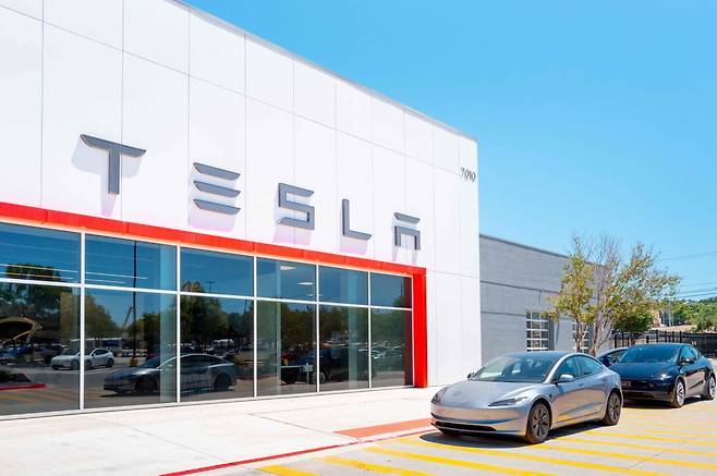2025년 7월 24일 텍사스주 오스틴의 한 테슬라 매장 앞에 차량들이 주차되어 있다.사진=연합뉴스