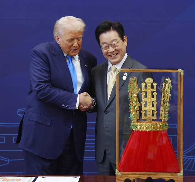 이재명 대통령이 지난달 29일 경북 경주박물관에서 열린 한·미 공식 환영식에서 도널드 트럼프 미국 대통령과 악수하며 웃고 있다. 김창길 기자