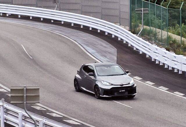 GR팩토리에서 생산한 고성능차 GR 야리스가 지난달 31일 테스트 주행을 하고 있다. 한국자동차기자협회 제공