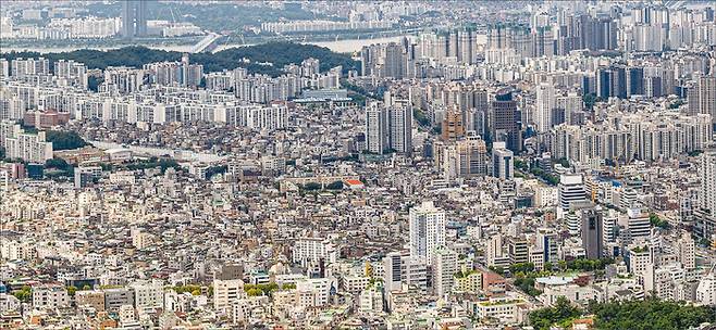사당역과 이수역 사이 빌라 밀집지역이 대규모 아파트 단지로 탈바꿈할 전망이다. 사진은 관악산에서 바라본 사당역 인근 빌라 밀집지역. (윤관식 기자)