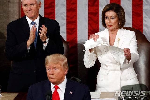 2020년 2월4일 미국 연방의회에서 진행된 트럼프 대통령 집권 1기 국정연설 도중 낸시 펠로시 당시 하원의장(오른쪽)이 트럼프 대통령의 연설문을 찢고 있다. /워싱턴DC AP=뉴시스