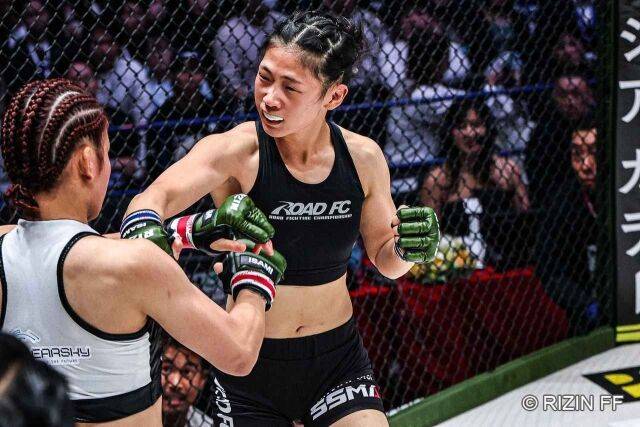 이보미(오른쪽)가 3일 게이트 로터스와 경기에서 펀치를 날리고 있다. /라이진FF 제공