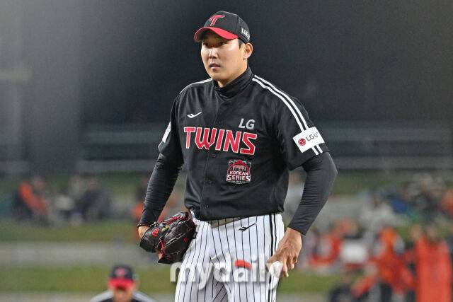 29일 대전 한화생명 볼파크 야구장에서 열린 '2025 신한 SOL 뱅크 KBO 한국시리즈 3차전' LG 트윈스와 한화 이글스 경기. LG 선발 손주영이 투구 준비를 하고 있다./마이데일리
