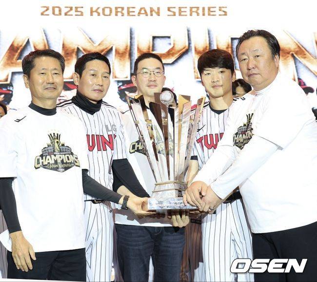 LG 트윈스 통합 우승 기념 행사. 왼쪽부터 김인석 LG 트윈스 대표이사, 염경엽 감독, 구광모 LG그룹 회장, 주장 박해민, 차명석 단장 / LG 트윈스 제공