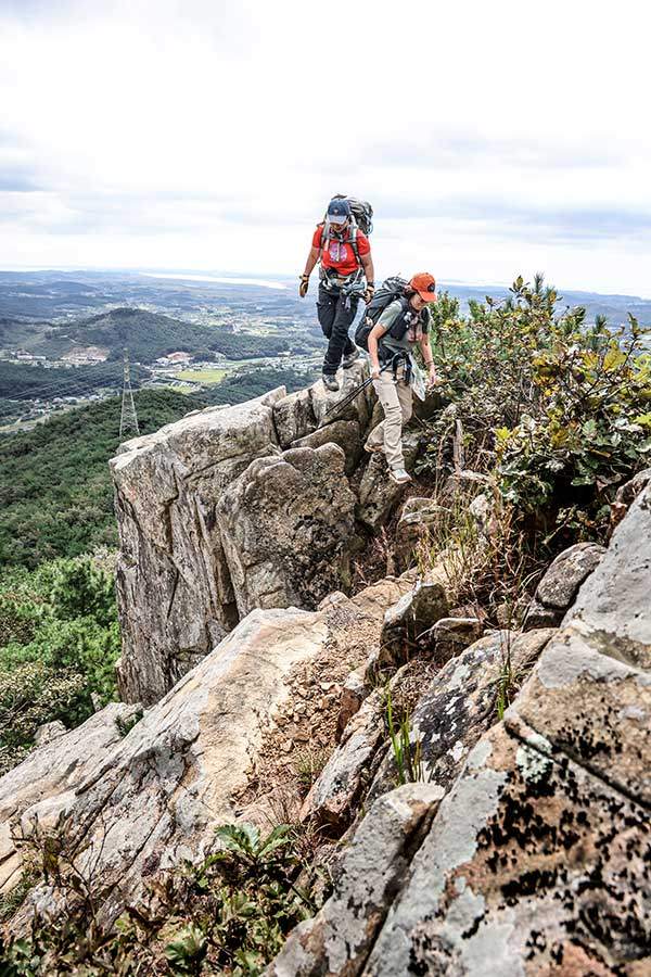 팔봉산 8봉 정상 일원의 암릉 뒤로 태안 읍내가 펼쳐진다.