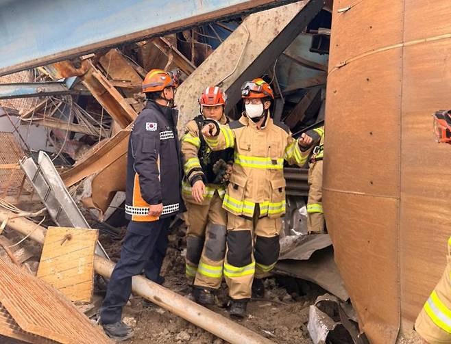 7일 오전 김승룡 소방청장 직무대행이 울산 화력발전소 붕괴사고 현장을 살펴보고 구조 상황을 점검하고 있다. 소방청 제공.