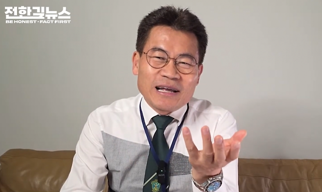 한국사 1타 강사 출신 강성 보수 유튜버 전한길씨가 지난 6일 유튜브 라이브 방송을 하고 있는 모습. 유튜브 채널 ‘전한길뉴스’ 캡처