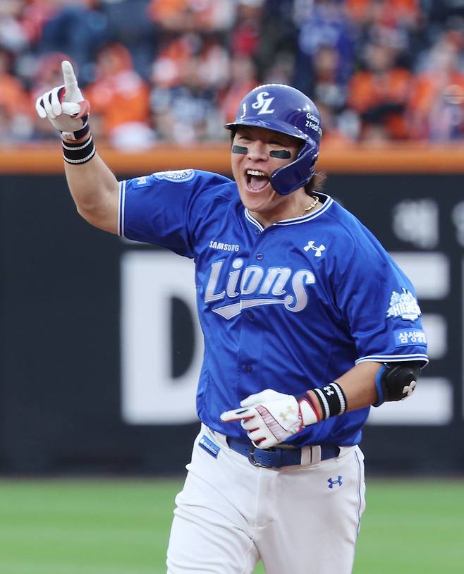 삼성 강민호는 어느덧 4번째 FA를 앞두고 있다. 강민호가 이번에도 FA 계약을 성사시키면 KBO 역사상 최초로 4번째 FA 계약을 만든 선수가 된다. 더불어 FA 200억 원 클럽에도 가입할 전망이다. 뉴시스
