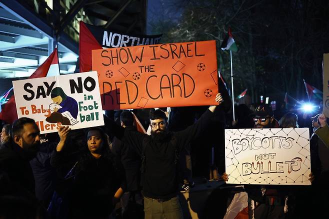 팔레스타인 지지 시위대가 7일 유럽축구연맹(UEFA) 유로파리그 아스톤 빌라-마카비 텔아비브 경기 개최를 앞두고 영국 버밍엄의 빌라파크 경기장 밖에서 시위를 벌이고 있다. AFP