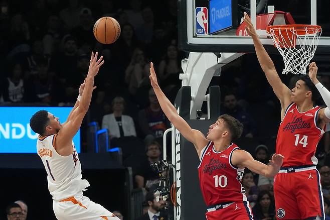 데빈 부커가 7일 미국 애리조나주 피낙스의 모기지 매치업 센터에서 열린 LA 클리퍼스와 2025~2026 미국프로농구 정규리그 홈경기에서 슛하고 있다. 피닉스 | AP연합뉴스