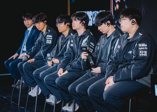 7일 중국 청두에서 열린 ‘2025 월드 챔피언십(’롤드컵) 미디어데이에서 kt 롤스터 선수들이 글로벌 미디어의 질문에 답하고 있다. | 라이엇 게임즈