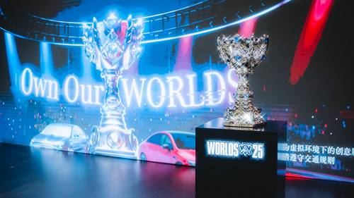 7일 중국 청두 하비스트 문 아트센터에서 열린 ‘2025 LoL 월드 챔피언십’ 미디어데이 행사장에 ‘소환사의 컵’이 전시돼 있다.