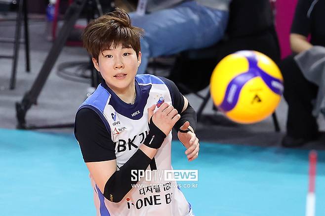 ▲ 여자프로배구 IBK기업은행 아웃사이드 히터 이소영이 어깨 수술로 인해 조기에 시즌 아웃됐다. 선수 본인의 요청으로 계약 해지도 결정됐다. ⓒ곽혜미 기자