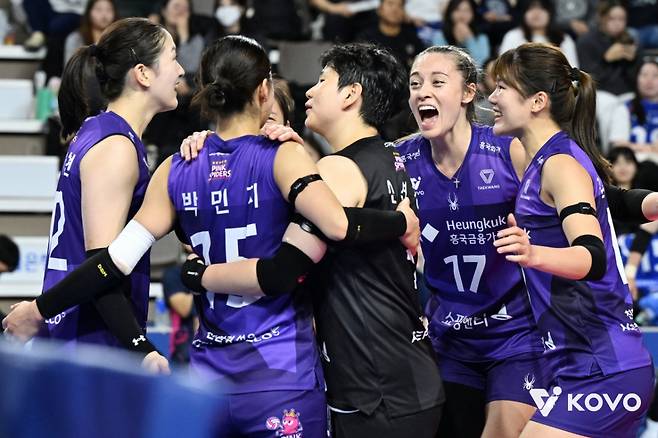 여자 프로배구 흥국생명 선수들이 7일 화성종합실내체육관에서 열린 진에어 2025~2026 프로배구 V-리그 여자부 경기 IBK기업은행전에서 득점에 성공한 뒤 기뻐하고 있다. /사진=한국배구연맹(KOVO) 제공