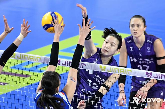 흥국생명 이다현이 7일 화성종합실내체육관에서 열린 진에어 2025~2026 프로배구 V-리그 여자부 경기 IBK기업은행전에서 공격을 시도하고 있다. /사진=한국배구연맹(KOVO) 제공